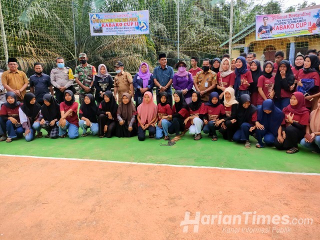 Wakili Plt Bupati Suhardiman Amby, Camat Arifin Buka Open Turnamen Volly Ball KABAKO Cup II