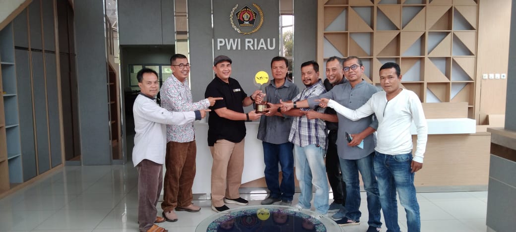 Piala Bergilir HIPMI Riau Resmi Menghiasi Etalase PWI Riau