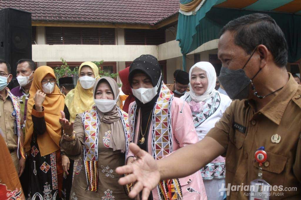Dampingi Istri Wagubri, Yulia Suhardiman Berharap Batik Kuansing Bisa Tingkatkan Perekonomian