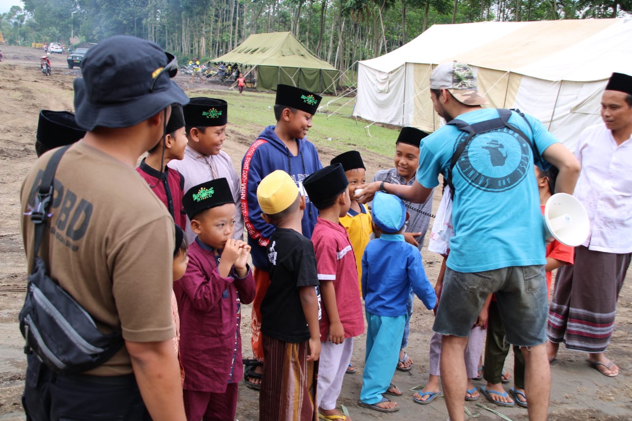 Tim PWI PEKA Kota Bogor Beri Trauma Healing ke Anak-Anak Terdampak APG Gunung Semeru