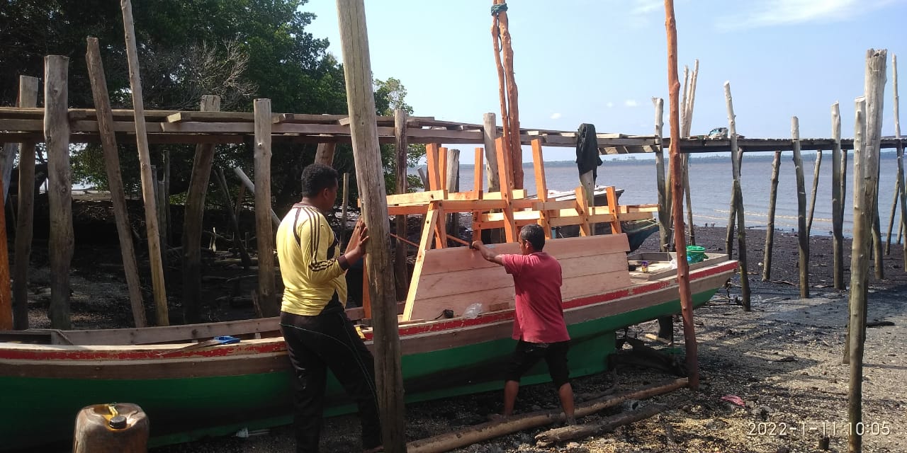 BEM Unilak Inisiasi Buat Perahu Penyeberangan bagi Warga Dusun Air Mabuk di Meranti